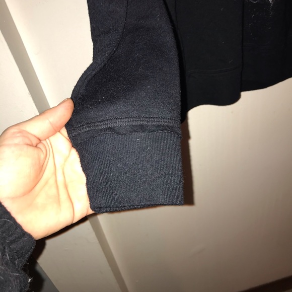 light weight beautiful cross logo sweater - Picture 3 of 7